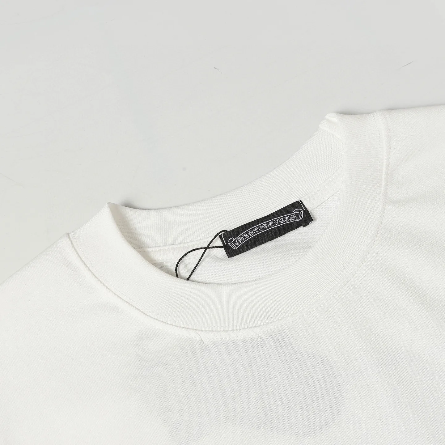 🅿️170 Chrome hearte/Chrome heart ch 25ss early spring Sanskrit horseshoe print short-sleeved T-shirt. A must-have item for daily commuting for men and women in light luxury. The correct version is welcome to compare. Detailed features: ·280g 100% cotton double yarn jersey fabric. ·Custom-dyed in the same cylinder, special thickened 32 pieces double-strand 1x1 thread. ·Double-needle cross-stitch technology. ·Original main mark washed tag. Color: black white. Size: XS-L